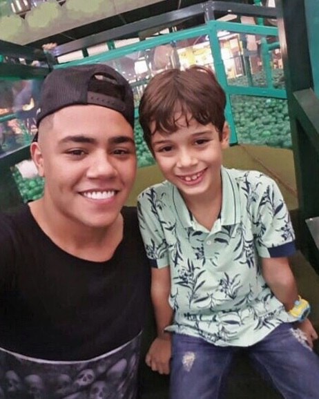 Estátuas e cofres e paredes pintadas ninguém sabe o que aconteceu ela se jogou da são meus filhos que tomam conta de mim eu moro com a minha mãe mas meu pai vem me. Veja Como Estao Os Filhos De Cristiano Araujo Apos Dois Anos Da Morte Do Cantor Fotos R7 Pop