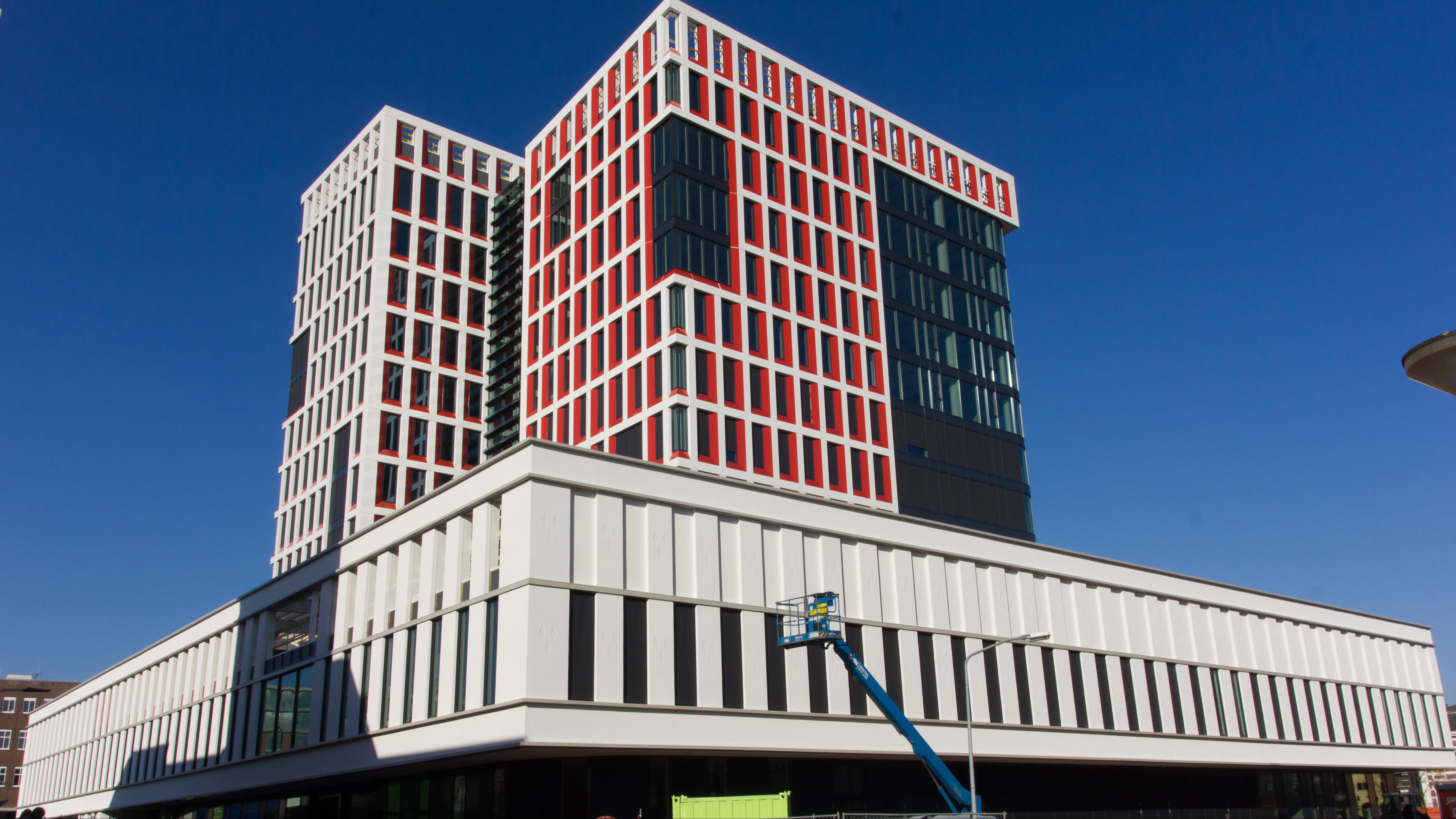 Stadhuis Almelo opgeleverd, einde aan veertien jaar onenigheid