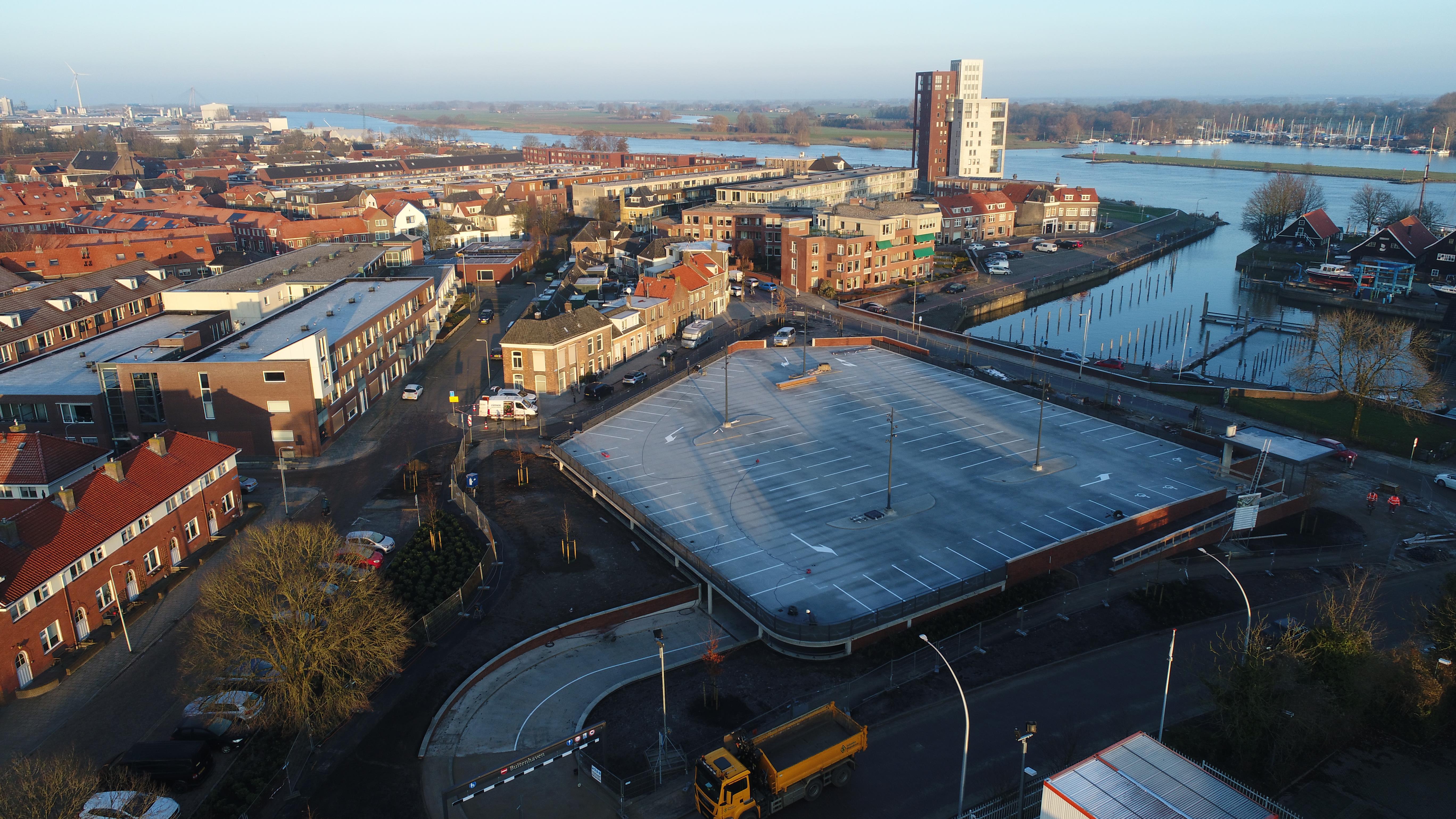 Nu lekt het in probleemgarage Buitenhaven in Kampen auto's onder de