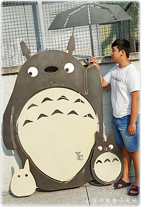 台中東區』新建國市場對面出沒，可愛龍貓家族與龍貓公車!