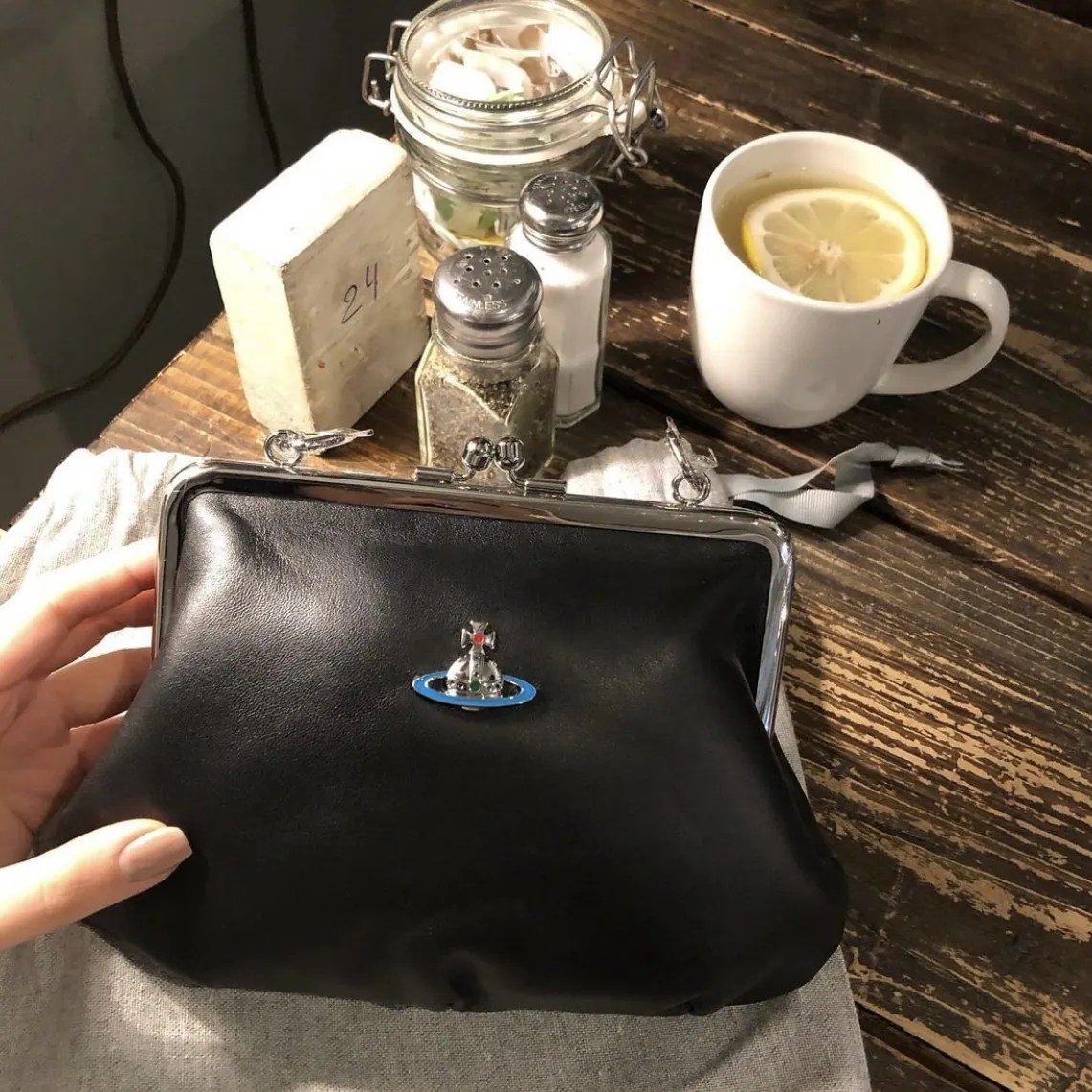 VIVIENNE WESTWOOD EMMA FRAME PURSE (Black)