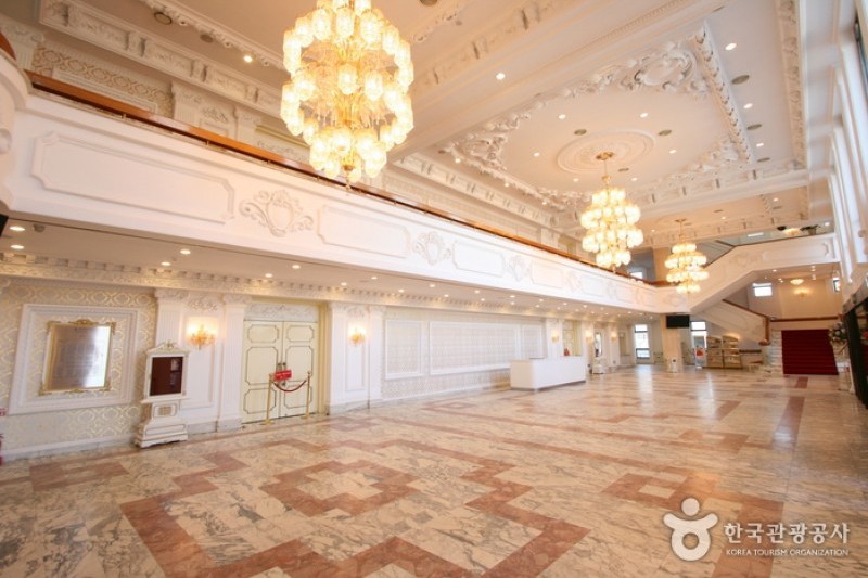 Universal Arts Center 유니버셜아트센터 TRIPPOSE