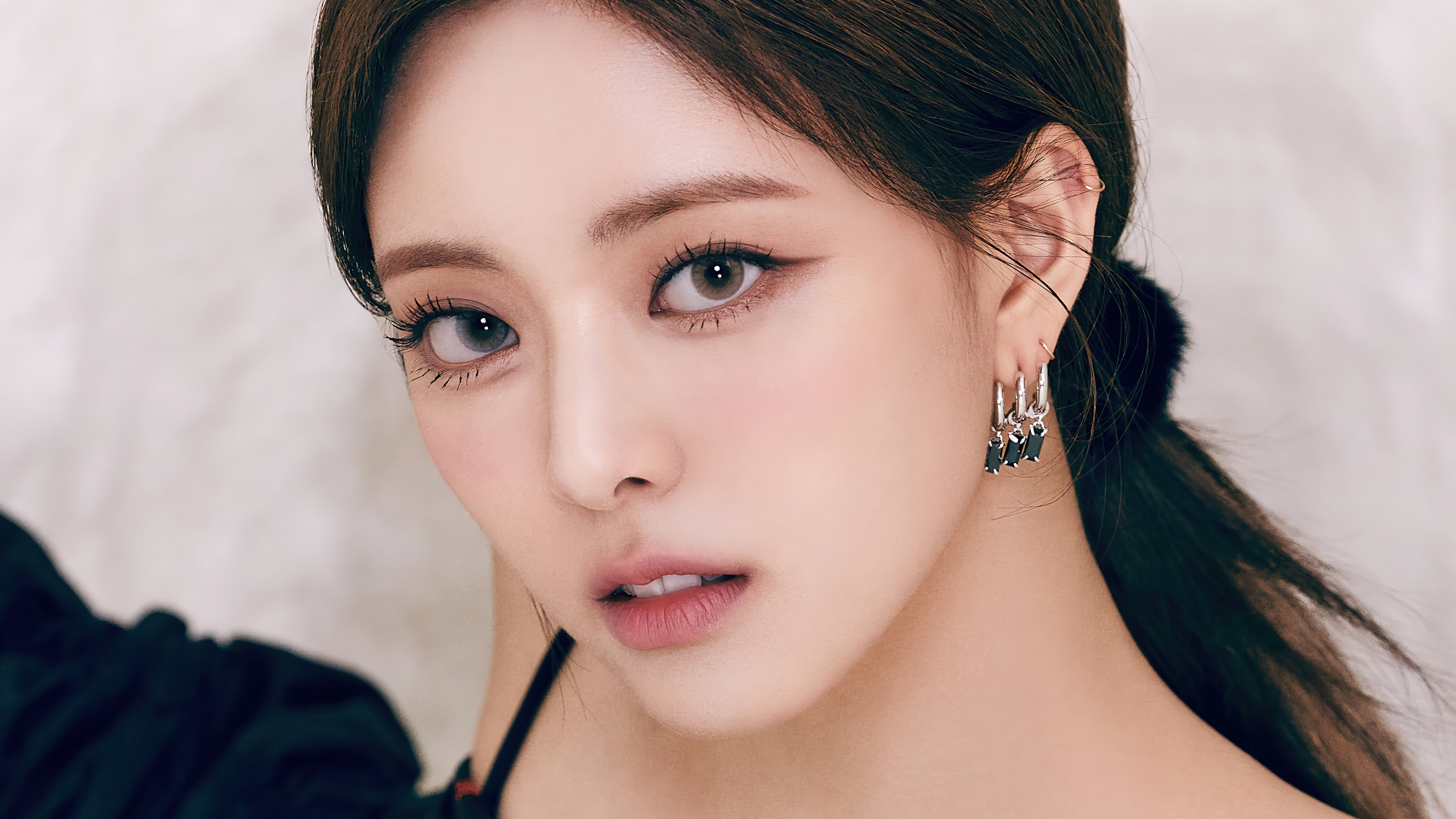 Yuna ITZY Cheshire 4K 8410h Wallpaper PC Desktop