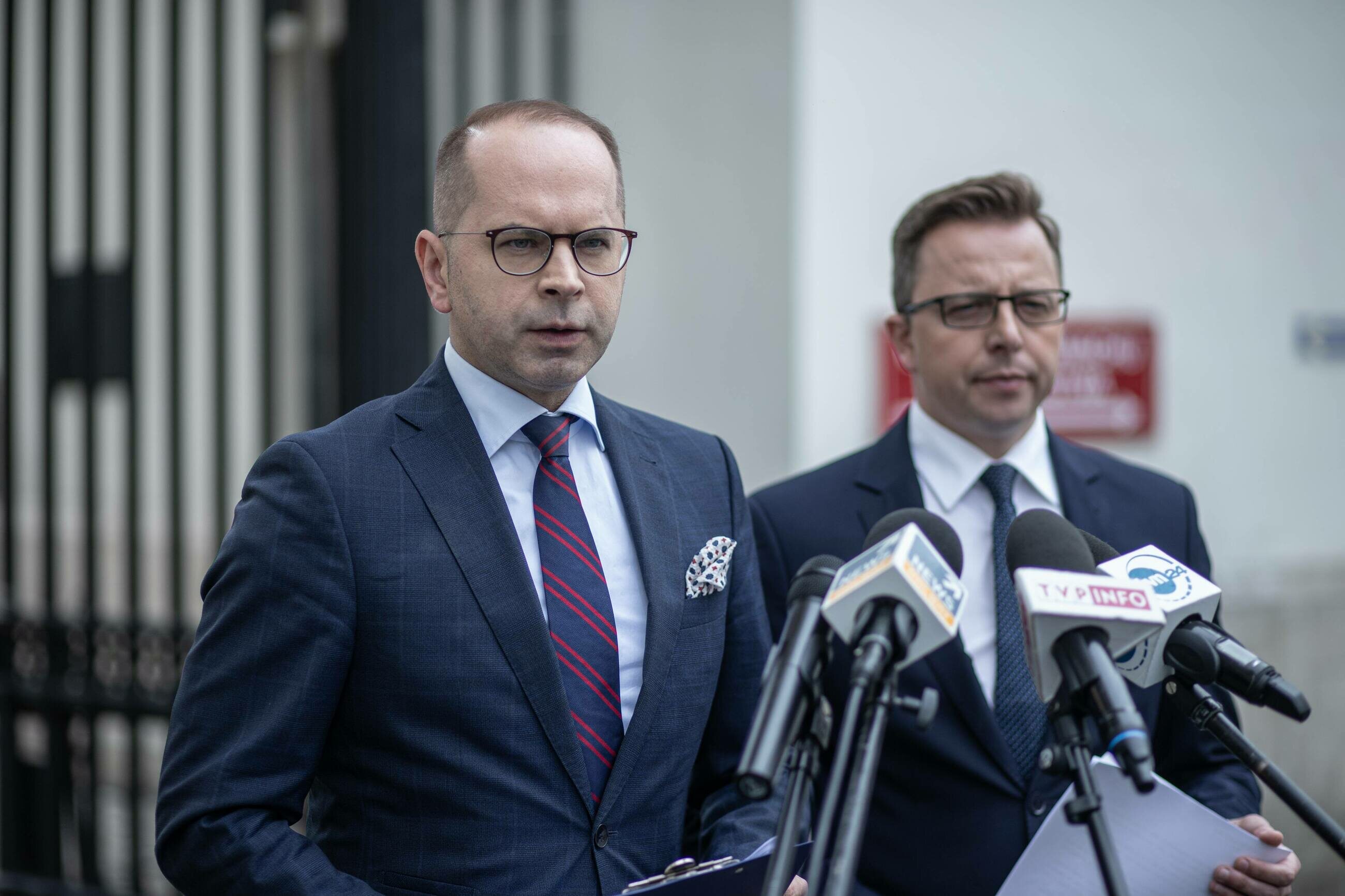 Jun 16, 2021 · o 9:00 ruszyło posiedzenie sejmu, ale marszałek elżbieta witek chwilę później ogłosiła przerwę. Niejawne Posiedzenie Sejmu Dwaj Poslowie Ko Wyszli W Ramach Protestu