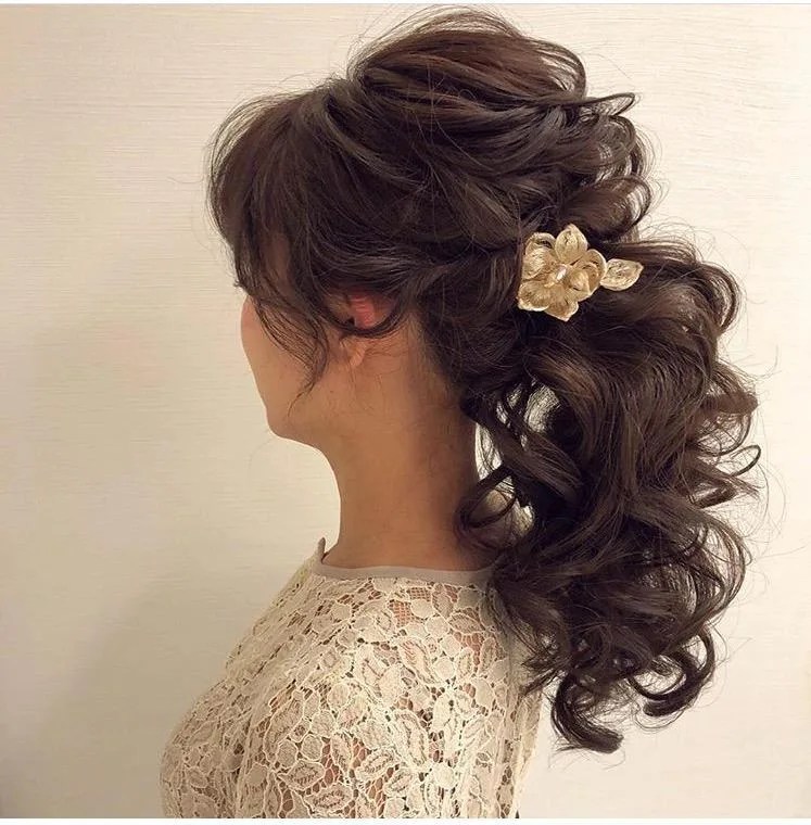 اجمل تسريحات شعر ويفي مرفوع لتتألقي في مناسباتك Yasmina