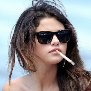 Has Selena Gomez Started Smoking? - ZergNet