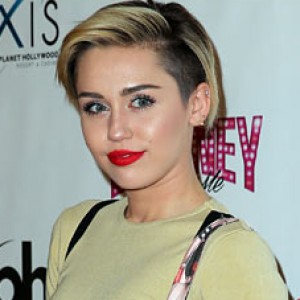 Backup Dancer Outs Miley Cyrus as Totally Normal - ZergNet