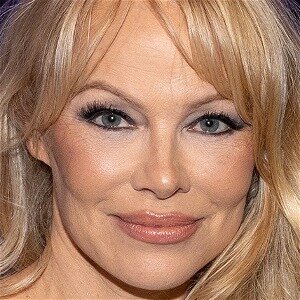 Pam Anderson Dazzles In Insanely Gorgeous Star-Studded Jumpsuit - ZergNet