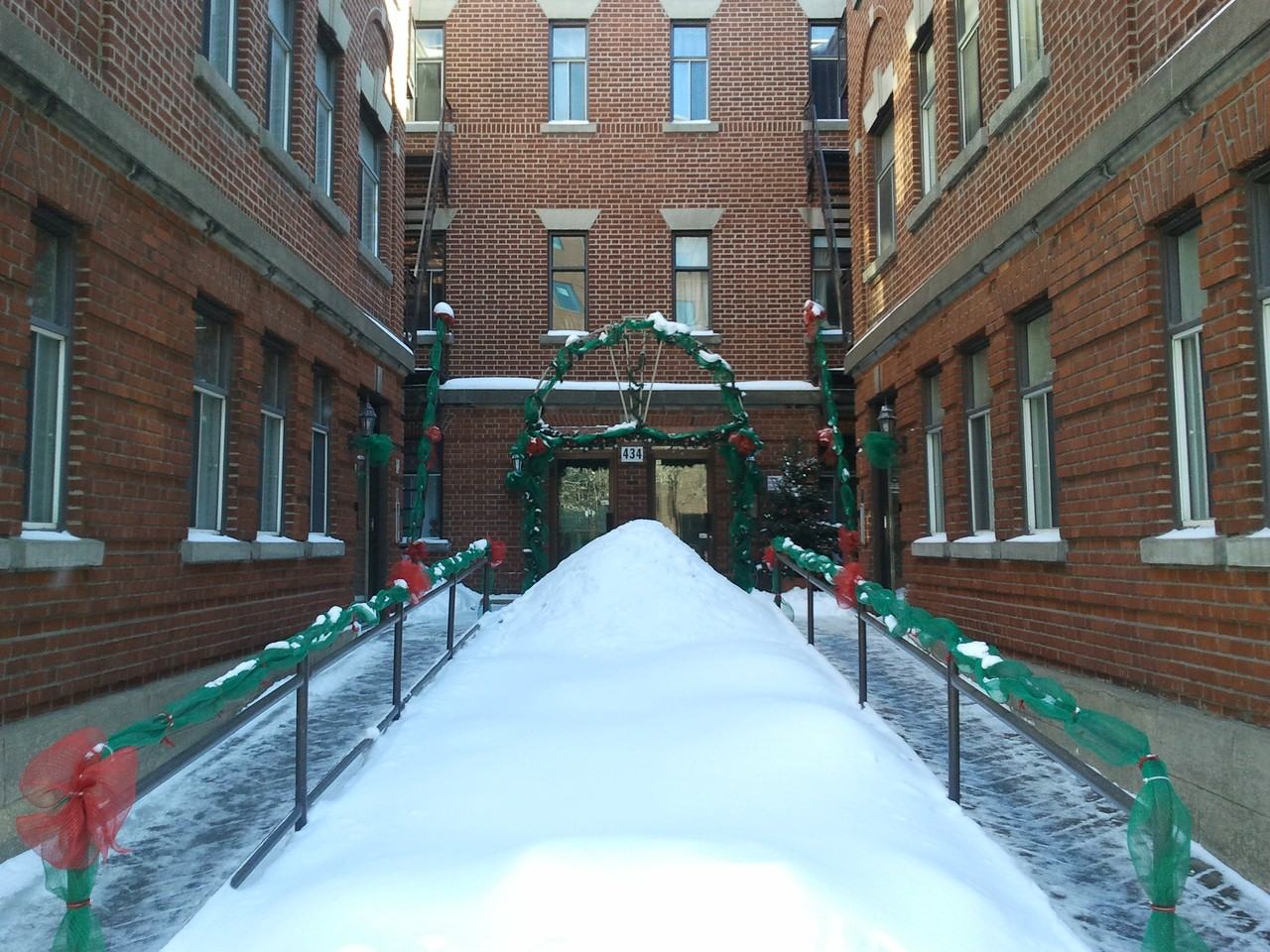 434 Boulevard RenéLévesque E, Montréal, QC H2L 2K9 Studio Apartment