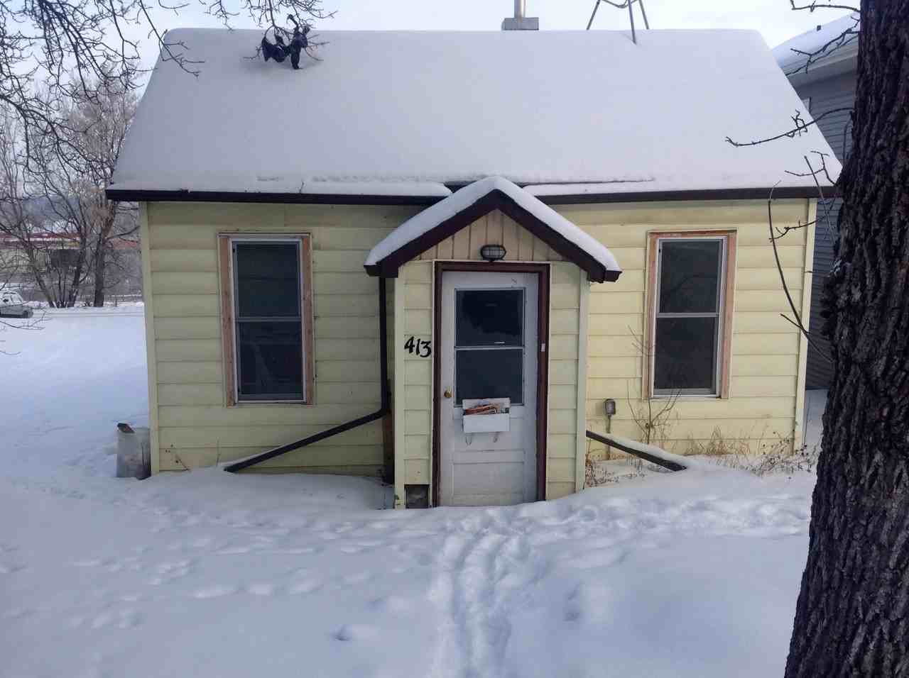 413 Rosser Ave E, Brandon, MB R7A 1P7 2 Bedroom Apartment for 900