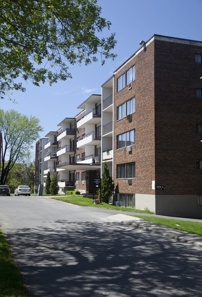 Jardins Decelles 5660 Apartments 5660 Avenue Decelles, Montréal, QC