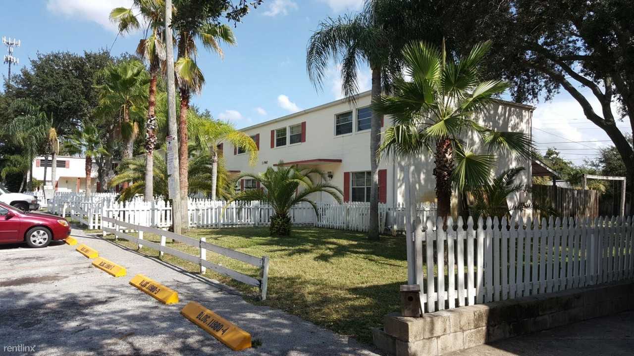 Las Palmas Townhomes Apartments 11960 133rd Ave, Ridgecrest, FL 33778