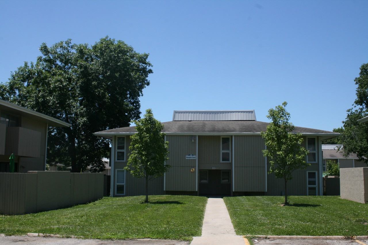 Meadowbrook Apartments & Townhomes 2601 Dover Square, Lawrence, KS