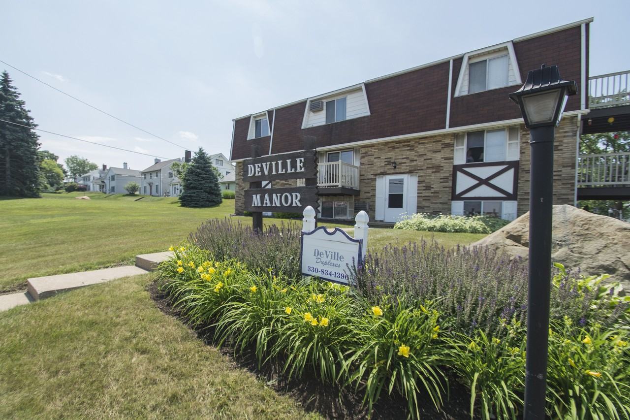 DeVille Village & Manor Apartments 268 Underhill Dr SE, Massillon, OH