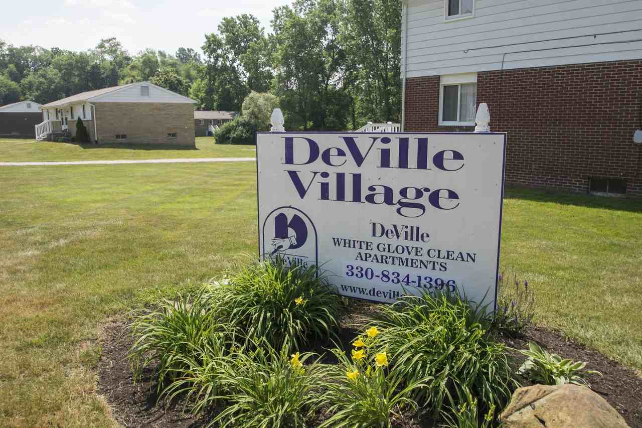 DeVille Village & Manor Apartments 268 Underhill Dr SE, Massillon, OH