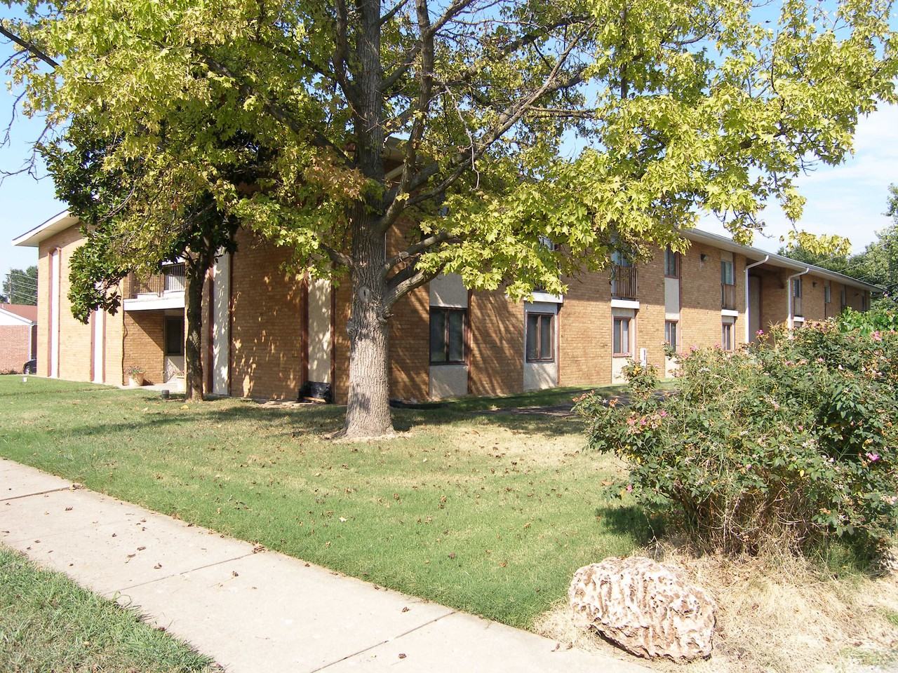 McNair Place Apartments 900 Parkcrest Dr, Saint Charles, MO 63301