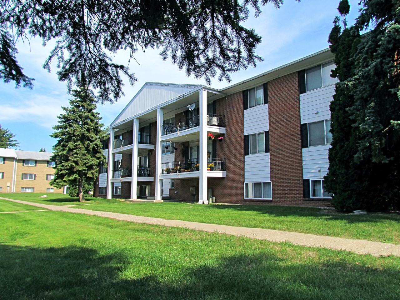 Sunridge Apartments and Townhomes 3348 Flushing Rd, Flint, MI 48504