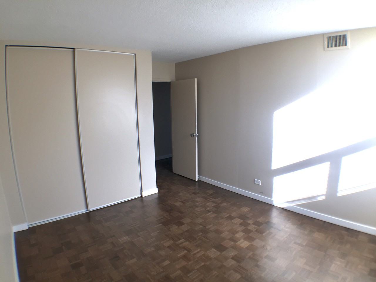 270 Roslyn Rd, Winnipeg, MB R3L 0H4 2 Bedroom Apartment for 1,356