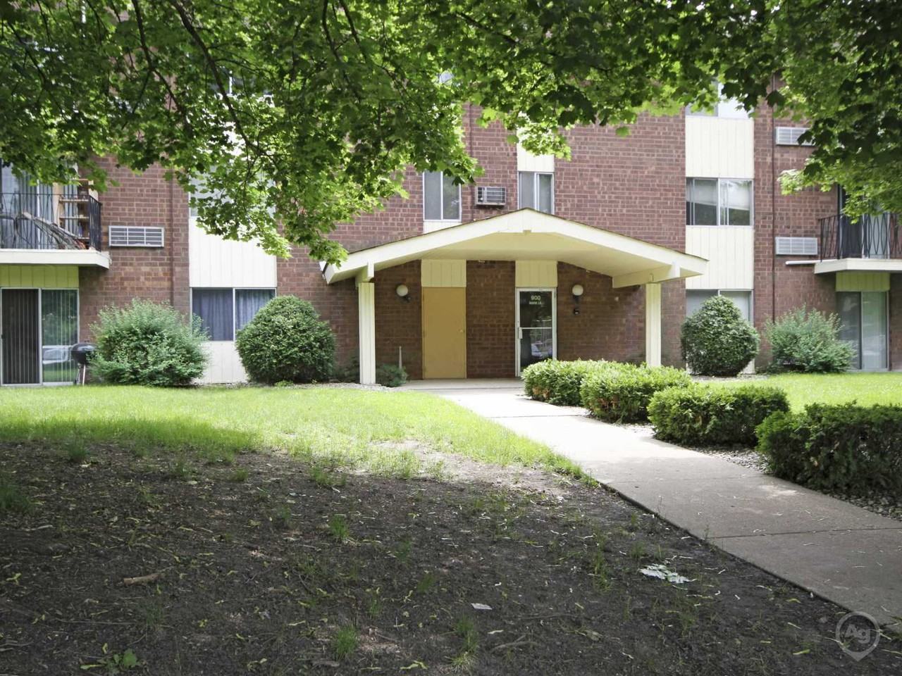 VIP Apartments 850 Corey Ln, Wheeling, IL 60090 with 3 Floorplans