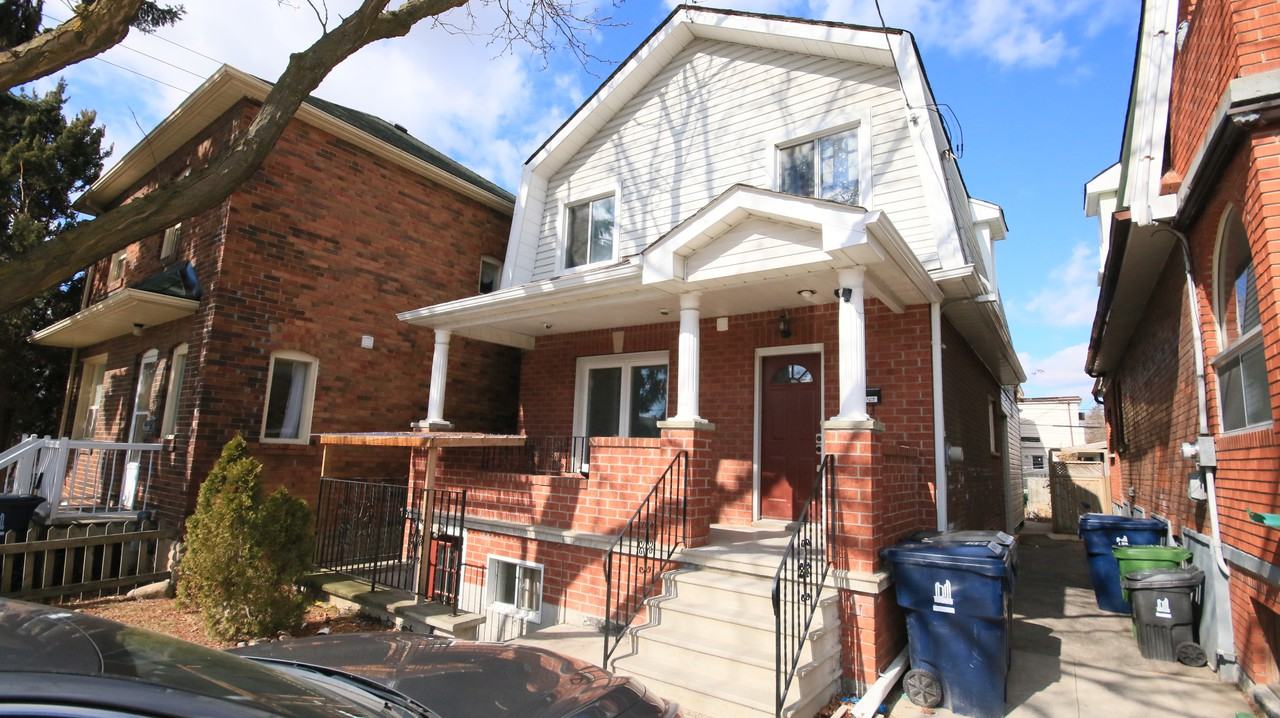 38 Rowntree Avenue, Toronto, ON M6N 1R5 3 Bedroom Apartment for Rent
