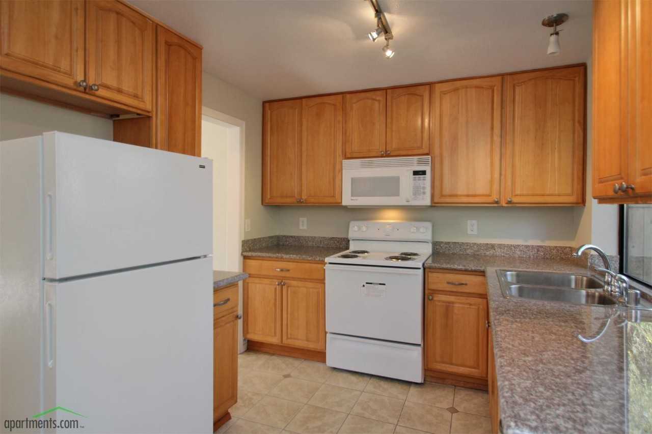 American Lake Townhomes Apartments 12506 98th Ave Ct SW, Lakewood, WA