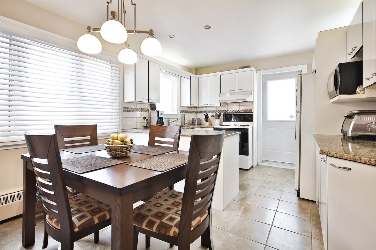 5785 Avenue Glenarden, Côte SaintLuc, QC H4W 2A5 4 Bedroom Apartment