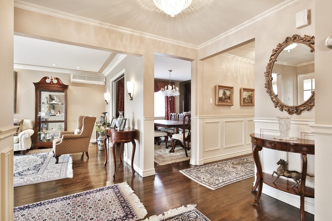 5785 Avenue Glenarden, Côte SaintLuc, QC H4W 2A5 4 Bedroom Apartment