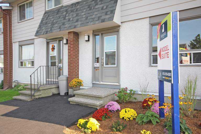 1913 Ogilvie Road, Ottawa, ON K1J 7N7 3 Bedroom House for 1,649/month