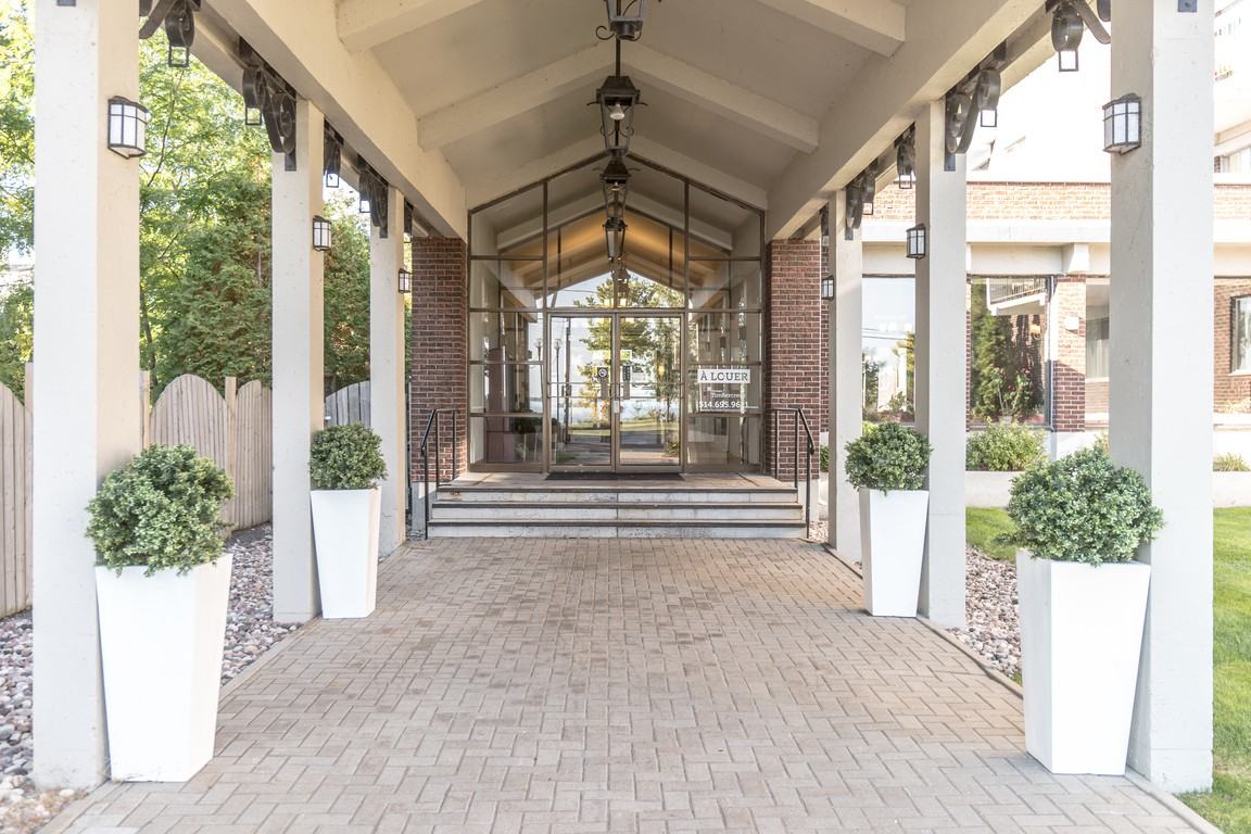 Lakeshore Towers Apartments 30 Ch Lakeshore, PointeClaire, QC H9S