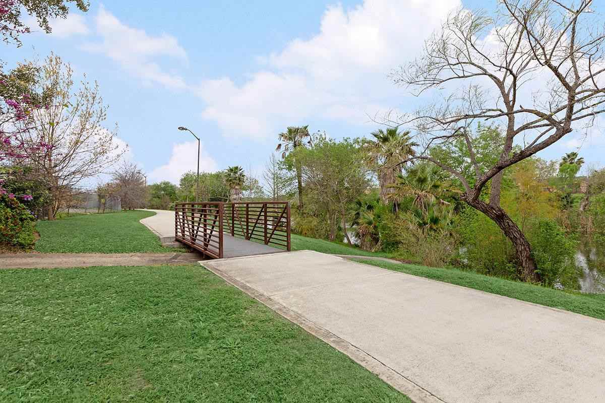 Lago Vista Apartments 4243 W Commerce St, San Antonio, TX 78237 Zumper