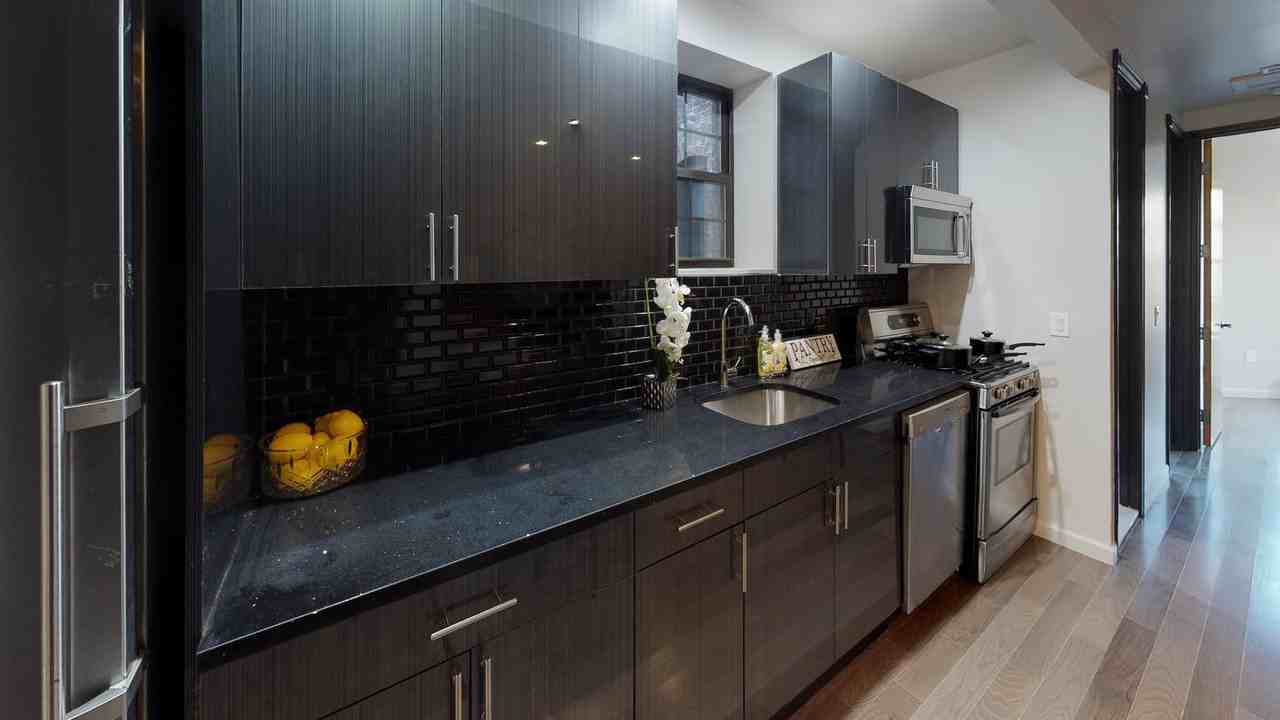 Elegant Ridgewood apartment near Highland Park Apartments in New York