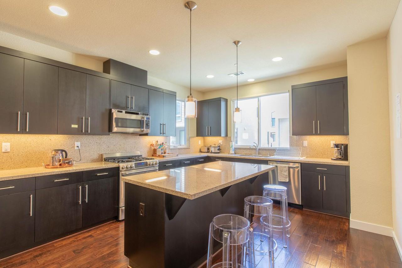 Elegant Palo Alto home by San Antonio Caltrain Station Apartments in