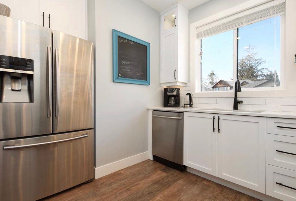 Laura'S Lane 6873 Main, Sooke, BC V9Z None 3 Bedroom Apartment for