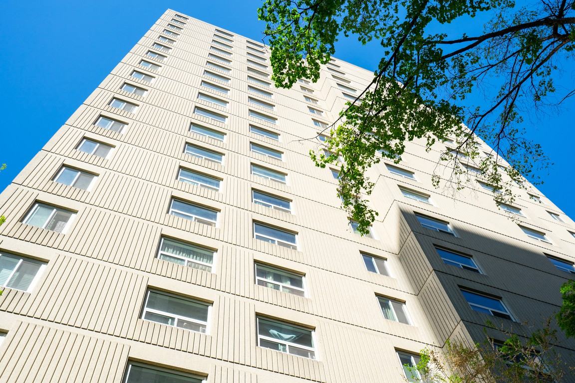Fort Garry Tower 70 Garry, Winnipeg, MB R3C 3J9 Apartment for Rent