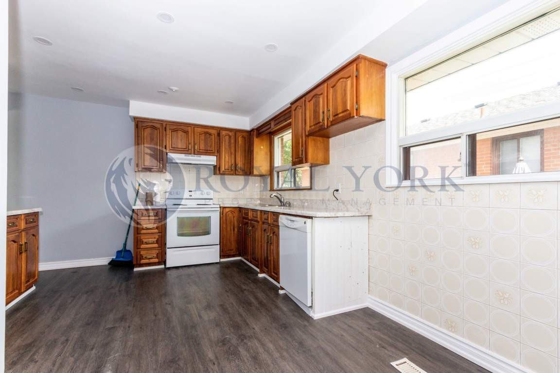 3 BEDROOM HOUSE FOR RENT ETOBICOKE RENFORTH DR Apartments 4