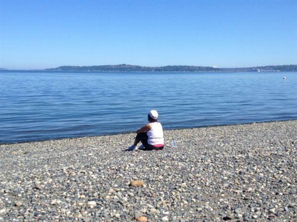 Listen to waves from your bedroom on the beach Apartments Alki Ave SW