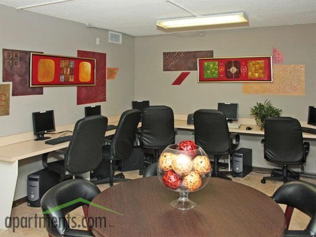 Pinnacle Lakes Apartments 18821 NE 3rd Ct, Miami Gardens, FL 33179