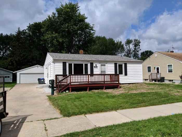 517 South Western Avenue, Neenah, WI 54956 3 Bedroom Apartment for