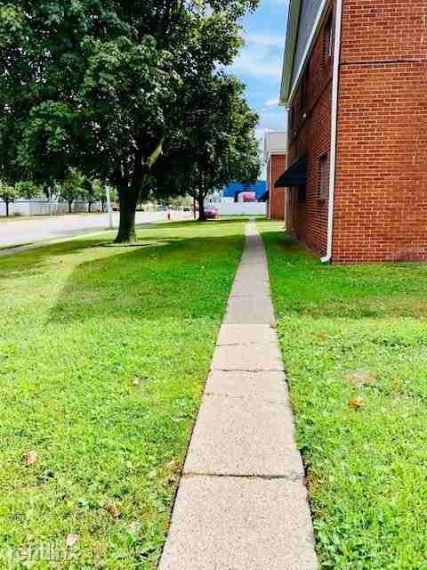 Coventry Square Apartments 1670 E Woodward Heights Blvd, Hazel Park