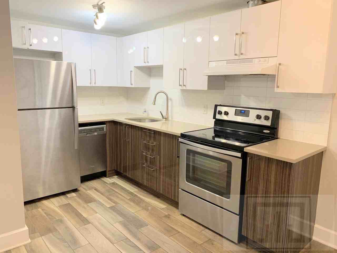 3405 Avenue Benny, Montréal, QC H4B 2 Bedroom Apartment for 1,200