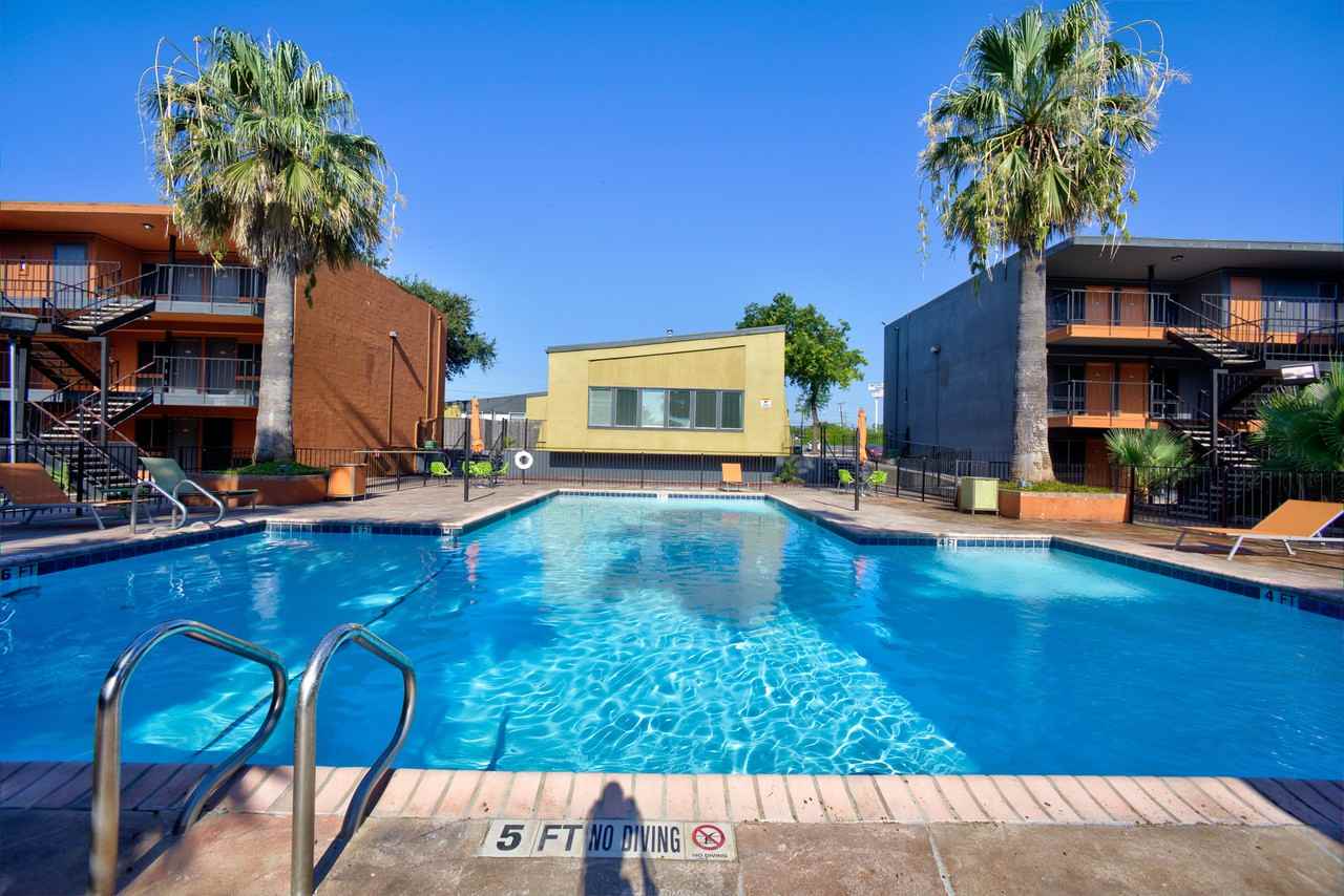 Balcones Urban Flats Apartments 4210 Fredericksburg Rd, Balcones