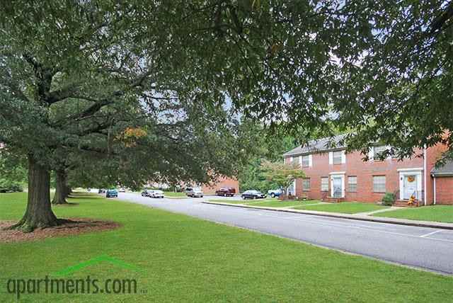 Berkeley/Warwick Place Townhomes Apartments 2231 Chalfont Dr
