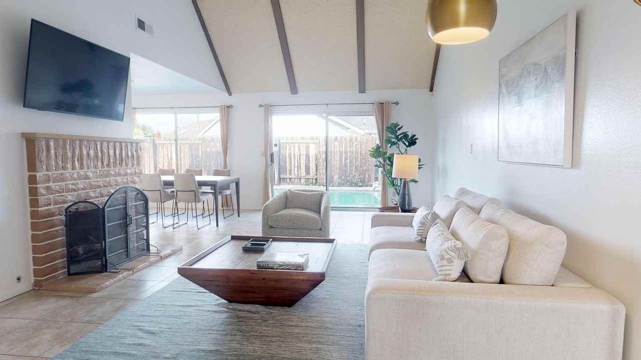 Wonderful University City home with outdoor pool Apartments in San