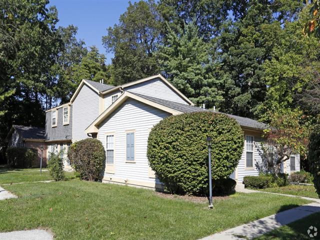 Oakwood Apartments & Townhomes 1599 Twin Oaks Dr, Toledo, OH 43615