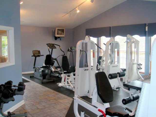 Willowbend Apartments 14343 Willow Bend Park, Town & Country, MO