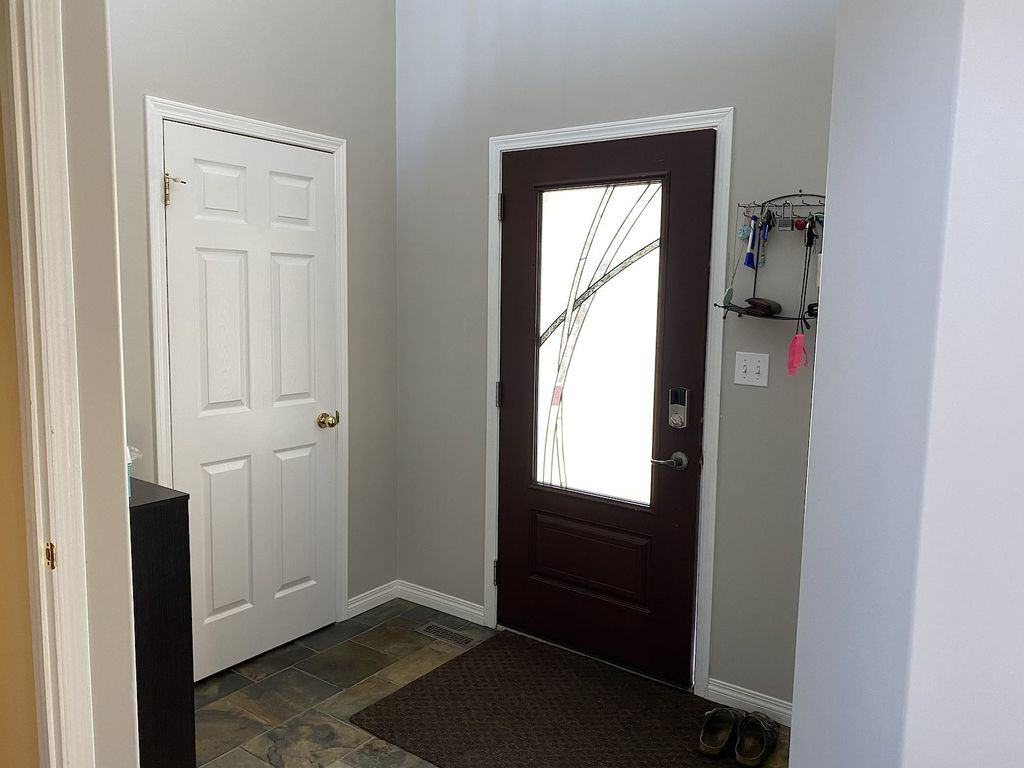 Bright and beautiful 3 bedroom home in desirable St Albert! Apartments