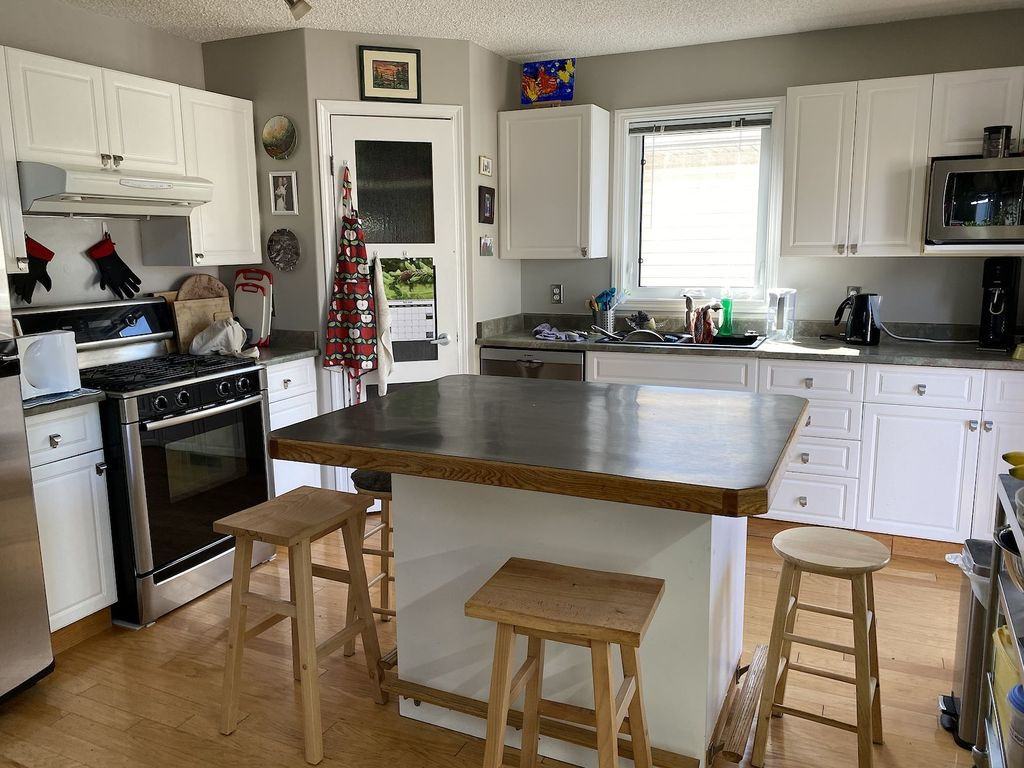 Bright and beautiful 3 bedroom home in desirable St Albert! Apartments