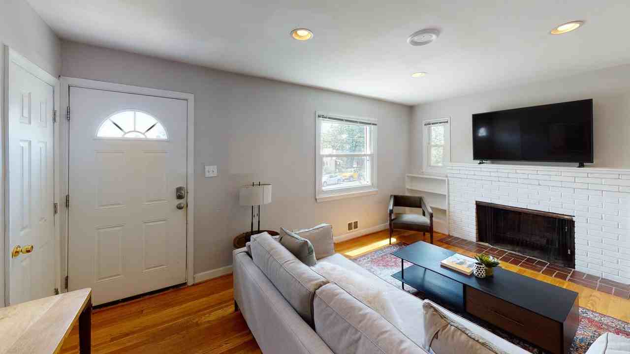 Lovely Arlington home with deck and backyard Apartments in Arlington