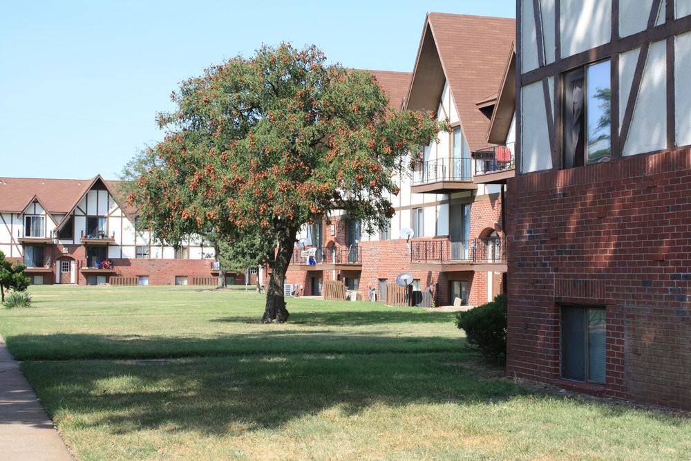 Kingsborough Apartments 2720 South Seneca Street, Wichita, KS 67217
