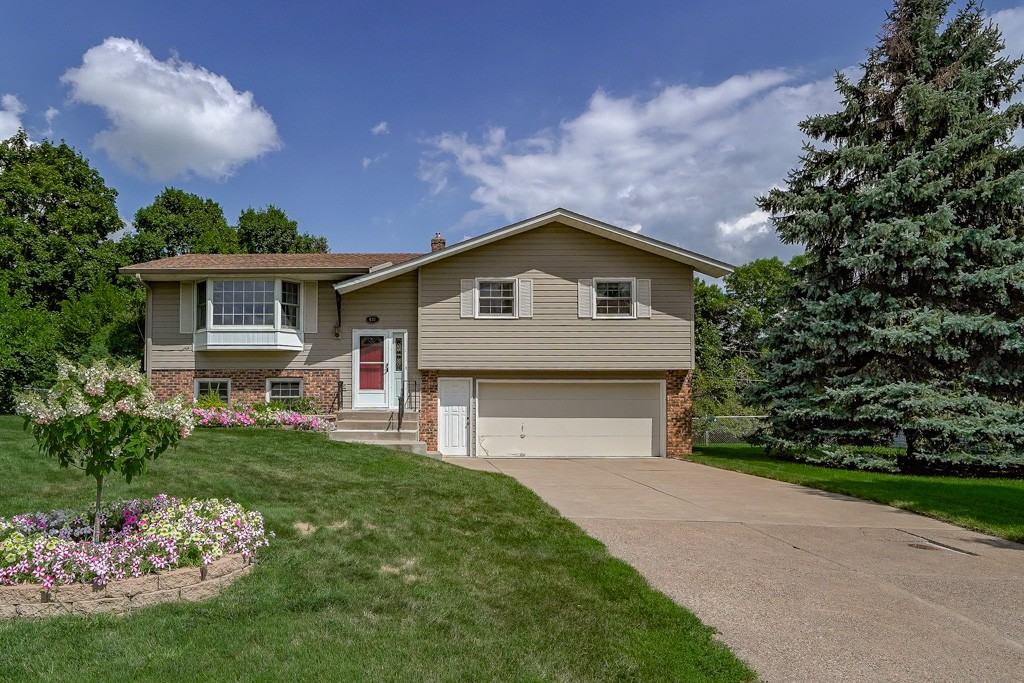 631 Greenway Avenue North, Maplewood, MN 55128 3 Bedroom House for Rent